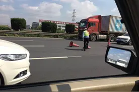 2岁男孩哭闹不愿坐安全座椅，妈妈抱着坐在后排，这时追尾了……图片
