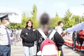尴尬！大一女生开学报到全家人都走错了学校：第一次出远门视频封面