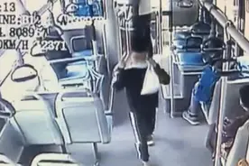 小学生乘公交忘戴口罩获司机赠送 下车时将自己的早餐送给司机视频封面