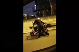 成都深夜温暖一幕！民警辅警轮流推车4公里送老人回家图片