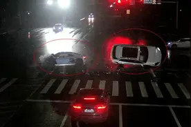 奥迪R8闯红灯撞翻卡宴上热搜，车损近200万！网友：必须围观……图片