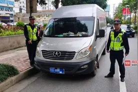 7座变身17座！南宁一车主私自改装车辆从事非法营运被查处图片