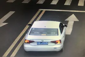 轿车尾部外置GPS掉落遮挡号牌 车主被罚款200元记12分图片