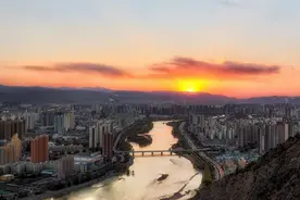 西北彻底火了，可还是在“喝西北风”图片