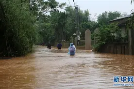 越南中部和西原地区暴雨致18人死亡图片