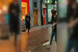 荷兰街头一老人跟随音乐跳舞 酷炫舞姿引发路人围观图片