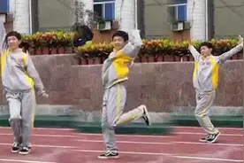 实力抢镜！高一男生军训间隙和女同学跳舞走红图片