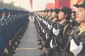 泉州“花木兰”戎装赴军营 玫瑰有担当图片