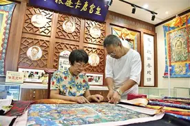 许会英：清宫唐卡装裱 技艺传人图片