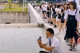 景区保安拍照太好引上百人排队 游客：希望男友多学习图片