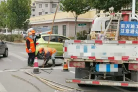 青岛崂山区下水道冒溢致海洋大学宿舍恶臭上热搜，正排查原因图片