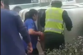生死时速！青岛西海岸一面包车侧翻着火困住司机 过路公交女司机砸车窗救人图片