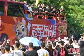 CBA上赛季复赛阶段微博相关热搜话题超过200个图片
