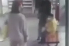 公交站座椅上有水，孕妇无法坐下，小男孩这一举动太暖了图片