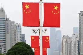 国旗法修正草案：有条件的幼儿园参照学校规定升挂国旗图片