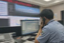 杭州男子凌晨报警：车里一男一女在撕扯，还拿着刀…图片