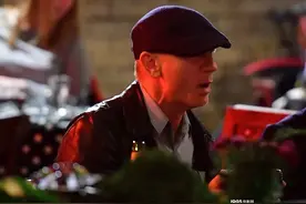 “007”丹尼尔和爱妻户外用餐 用筷子动作熟练图片