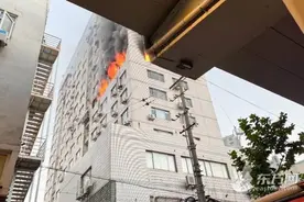 上海一大厦突发大火 现场：火苗从窗口窜出 暂无人员伤亡图片