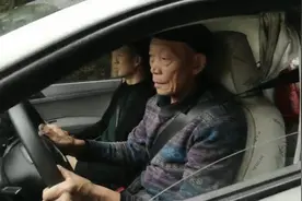 励志！69岁大爷驾校学车走红：学车为方便拉饲料，科目二有信心一次过图片