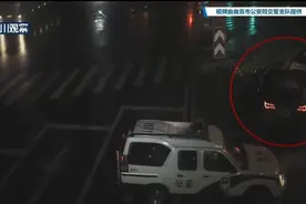 小汽车凌晨扎进花坛 警察敲开车门傻眼图片