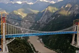 悬索桥上也能跑火车？世界首座大跨度铁路专用悬索桥钢梁成功合龙图片