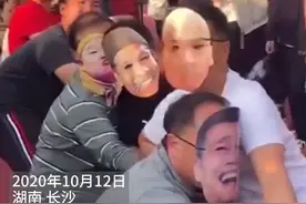 校长戴表情包面具拔河，刚上场对手就“崩溃”，学生：太接地气图片