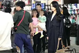 赵丽颖现身无锡拍戏引骚乱 工作人员打黑伞遮挡图片