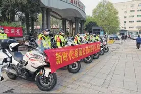 公益路上的摩托车“骑士”图片