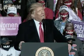 我想亲台下的帅哥！特朗普竞选集会中“亲上瘾了”图片