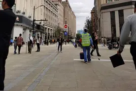 你注意到了吗？南京路步行街东拓段主路找不到废物箱；官方：参考国际经验，促进垃圾减量图片