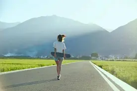 曾经的中华小姐，5年环游世界：你羡慕的生活背后，都有你熬不了的苦图片