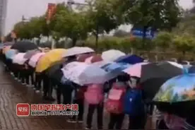 南宁一小学学生雨天排长龙入校，要近半个小时才“通关”图片