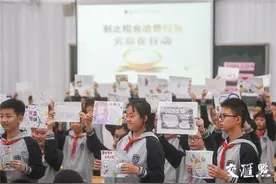 学生绘制“光盘行动”手抄报 引领校园节俭新风尚图片