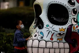 墨西哥亡灵节将至 街头“骷髅”雕塑吸睛图片