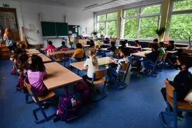 冬季抗疫需开窗通风 德国学校建议学生带毯子上学图片