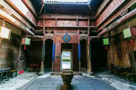 天井里的清晨日暮图片