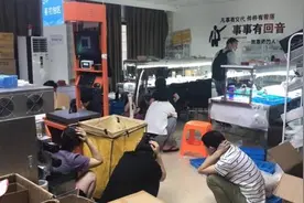 网红正直播警察突然上门抓捕！上海警方侦破首例“网红直播带货”售假案图片