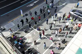 韩国民众排队接种流感疫苗 保持安全距离图片