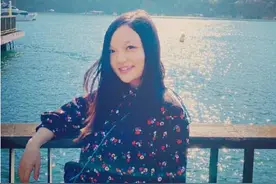 歌手徐佳莹挺孕肚与家人出游：最近身体很沉很重图片