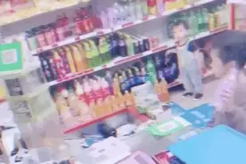 5岁萌娃带1岁弟弟逛超市，这个举动亮了图片