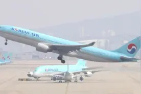 全球航空业遭重创：全日空全员降薪 大韩航空七成员工无薪休假至12月视频封面