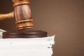 因拒绝婆婆换床单，丈夫推倒妻子还踹得女方肋骨骨折被判刑图片
