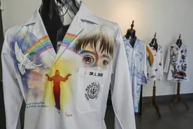 巴拿马艺术家用医生白大褂作画 拍卖筹款购买防护物资图片