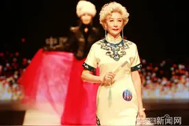 中国中老年时装周丨哈市74岁最美银发“旗袍奶奶”优雅出位，获“终身成就奖”图片