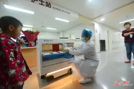 河南郑州：华中阜外医院里的机器人“助手”图片