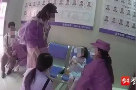 奶爸带娃出门遛弯 一转眼身后多了一个娃……图片
