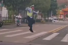 一大波小可爱来袭！交警护送小学生过马路的步伐太可爱图片