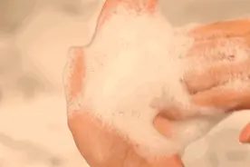 头发一抓掉一把，不要怪你的洗发水，几件伤害头发的事情不要做图片