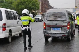 客车私装冰柜运货涉案人员被刑拘，上海交警集中治理“客载货”及非法改装图片