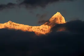 秋日南迦巴瓦峰图片